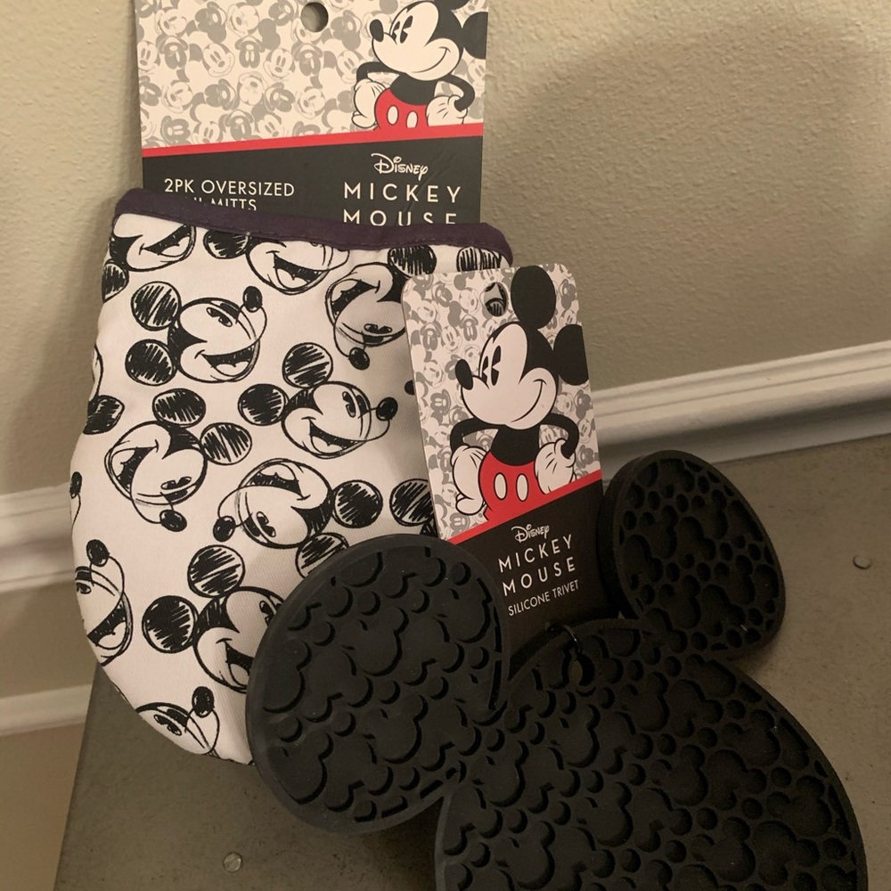 Disney Mickey Mouse kitchen mits and trivet set